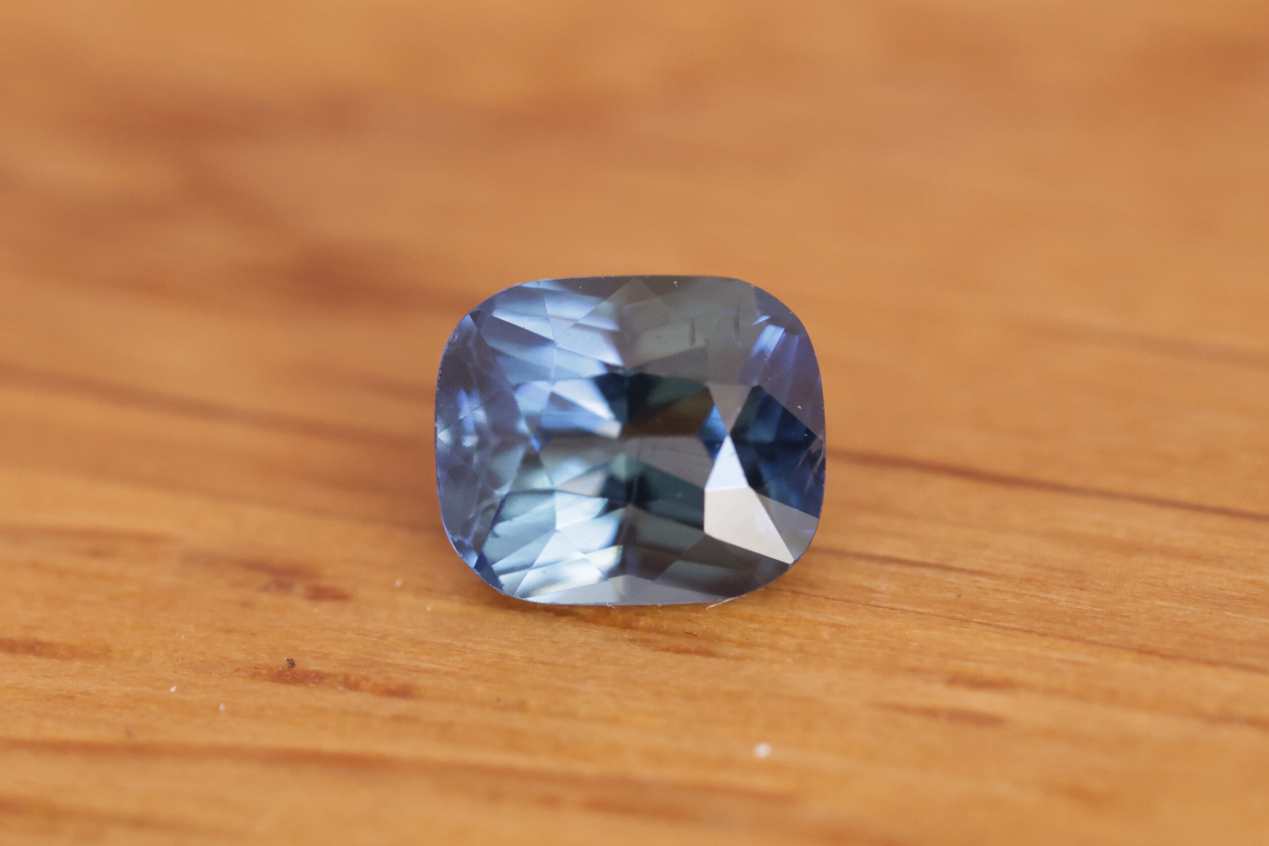 Granatowy szafir cushion cut kod F1