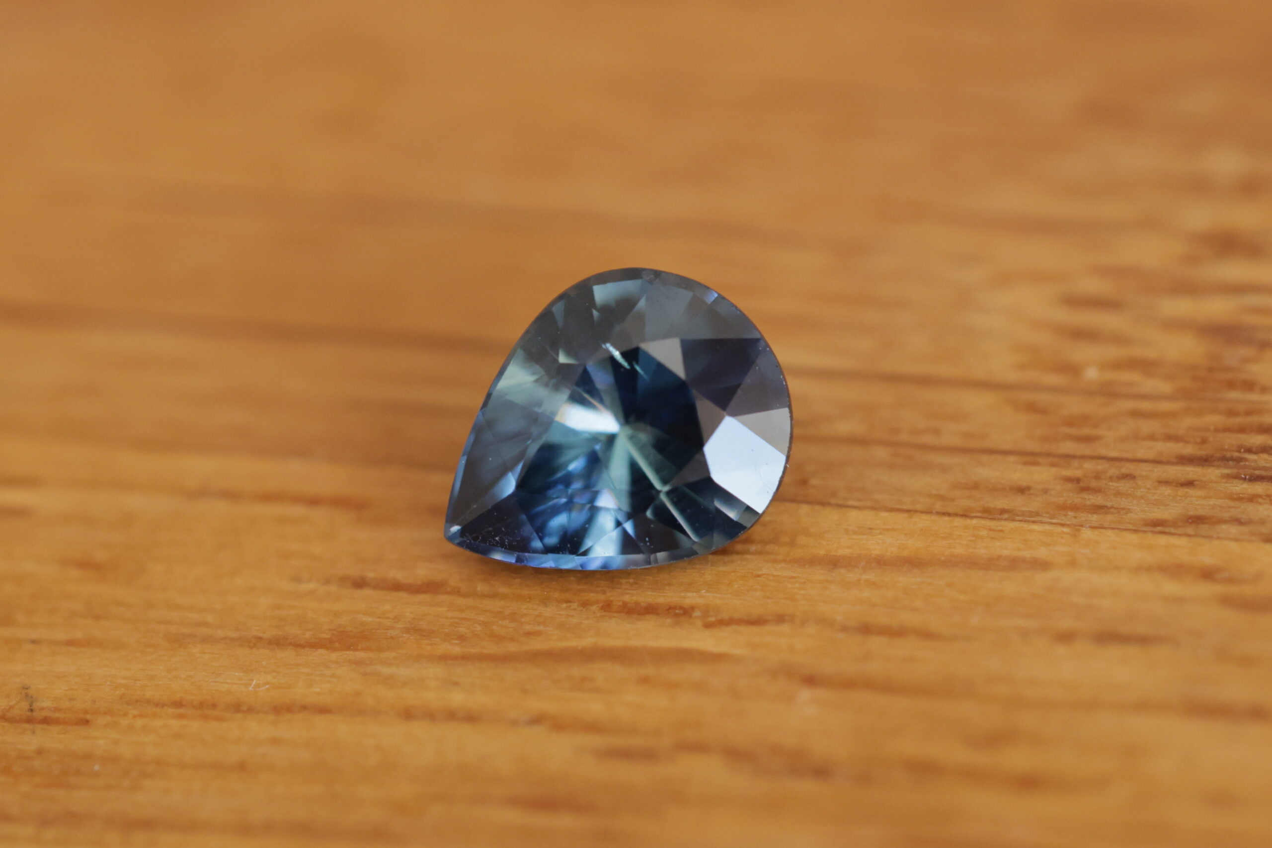 Zjawiskowy granatowo-niebieski szafir w kształcie łezki F4
