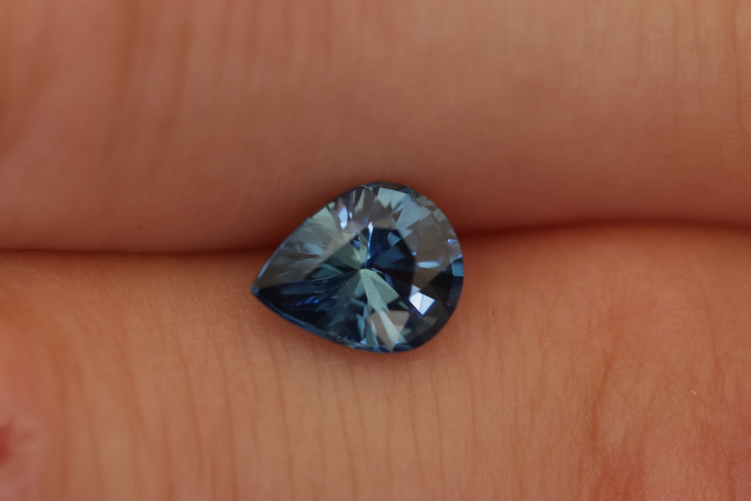 Zjawiskowy granatowo-niebieski szafir w kształcie łezki F4 - obrazek 3