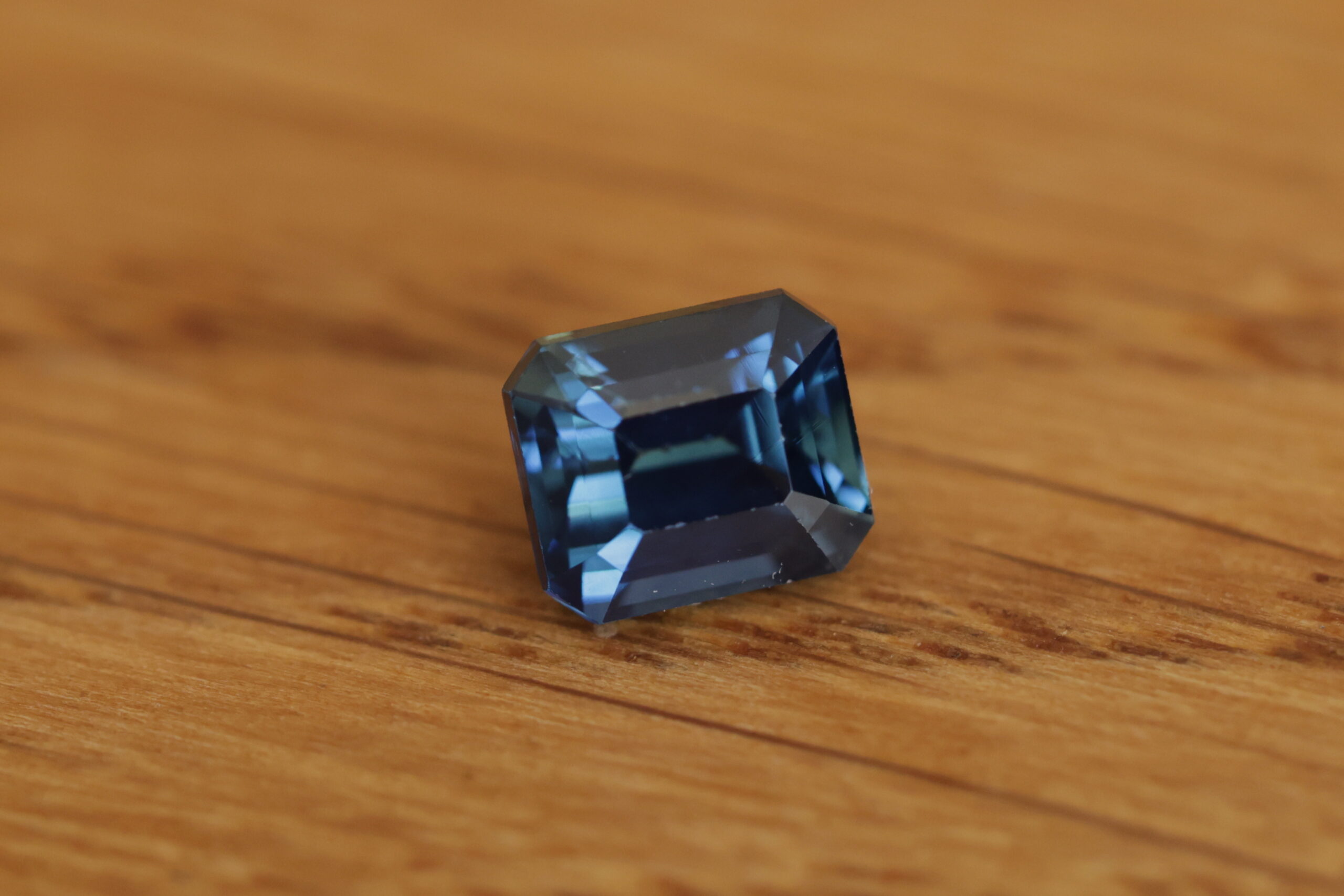Atramentowo niebieski szafir ośmiokąt G1