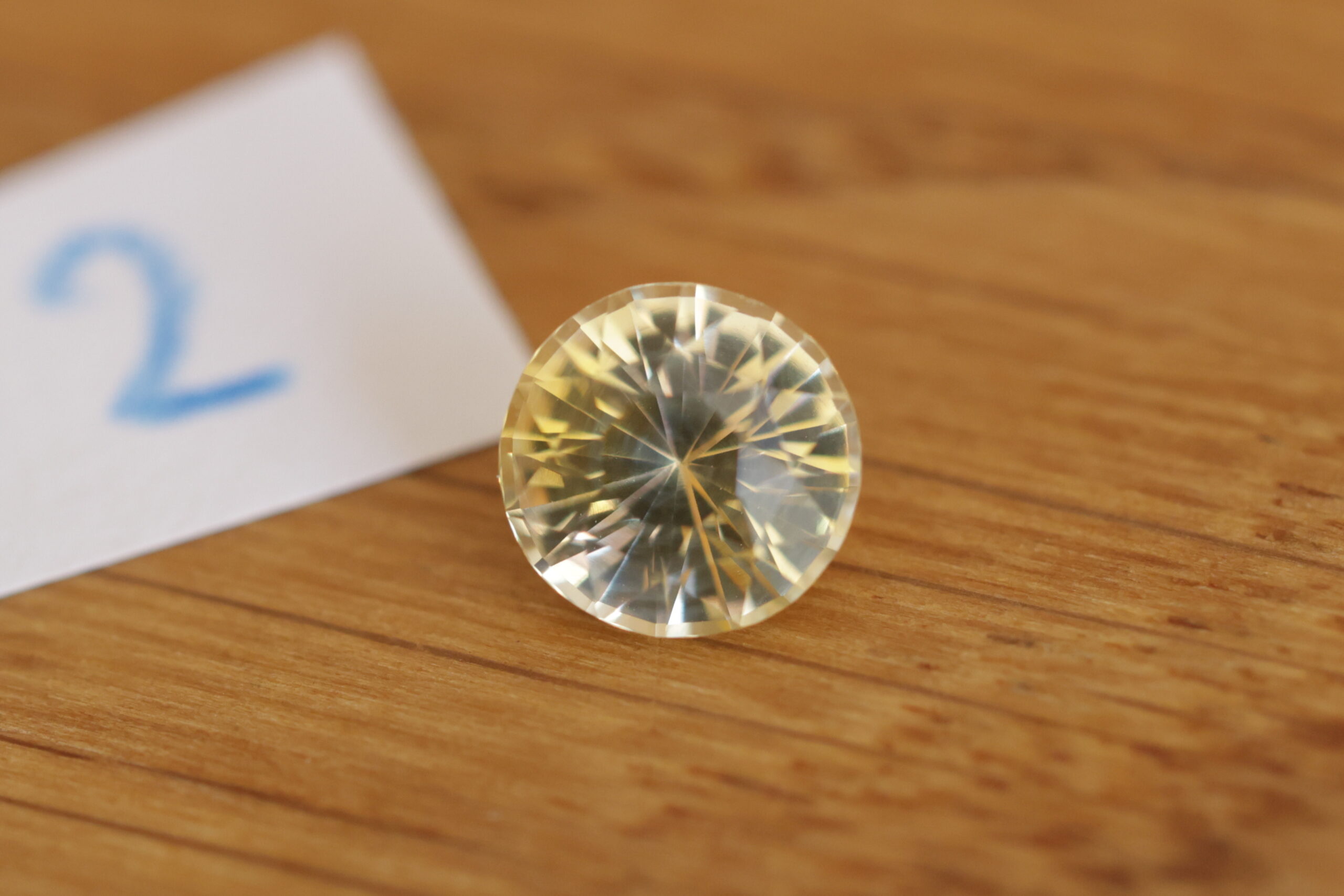 Okrągły szafir o złotej barwie G2