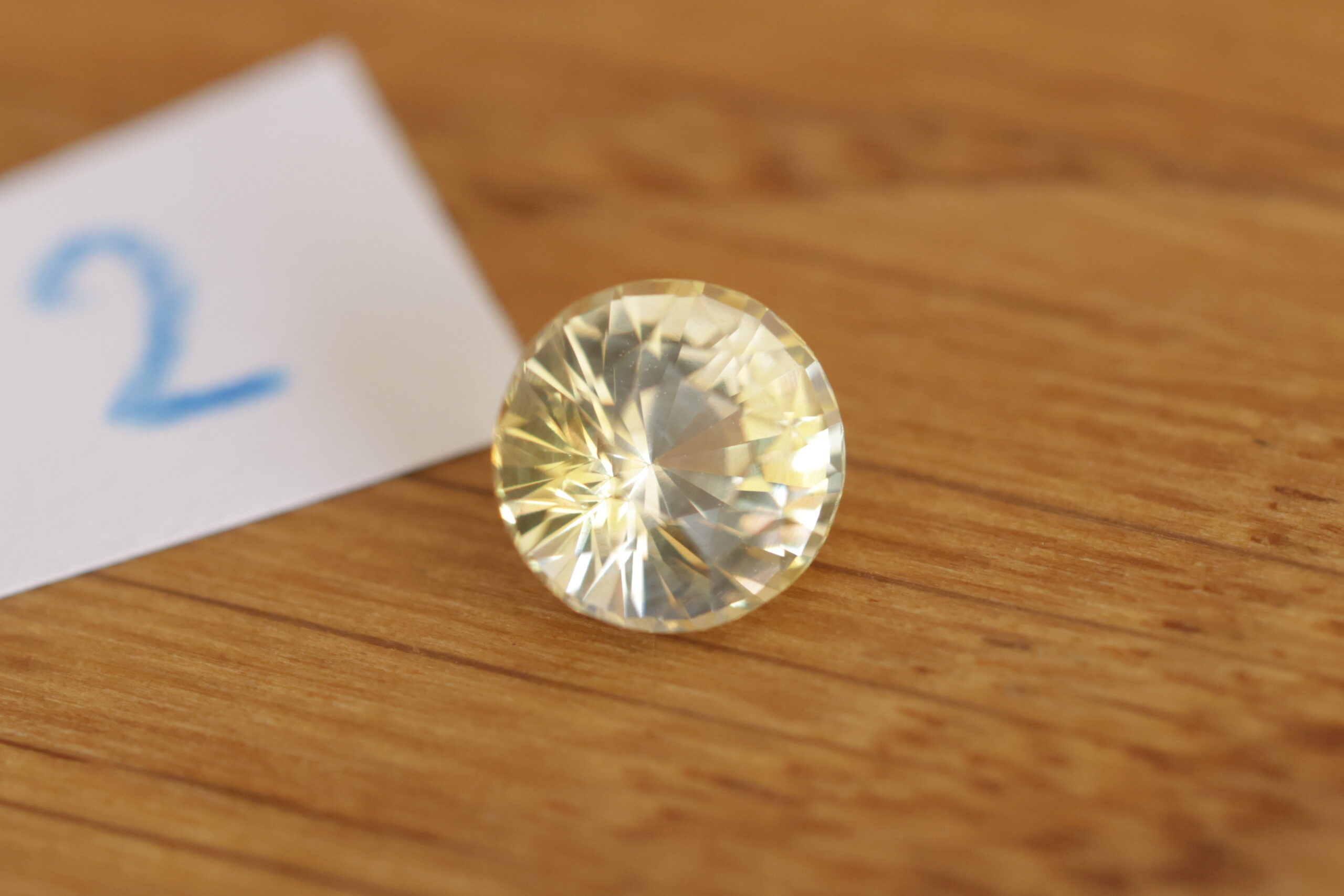 Okrągły szafir o złotej barwie G2 - obrazek 2