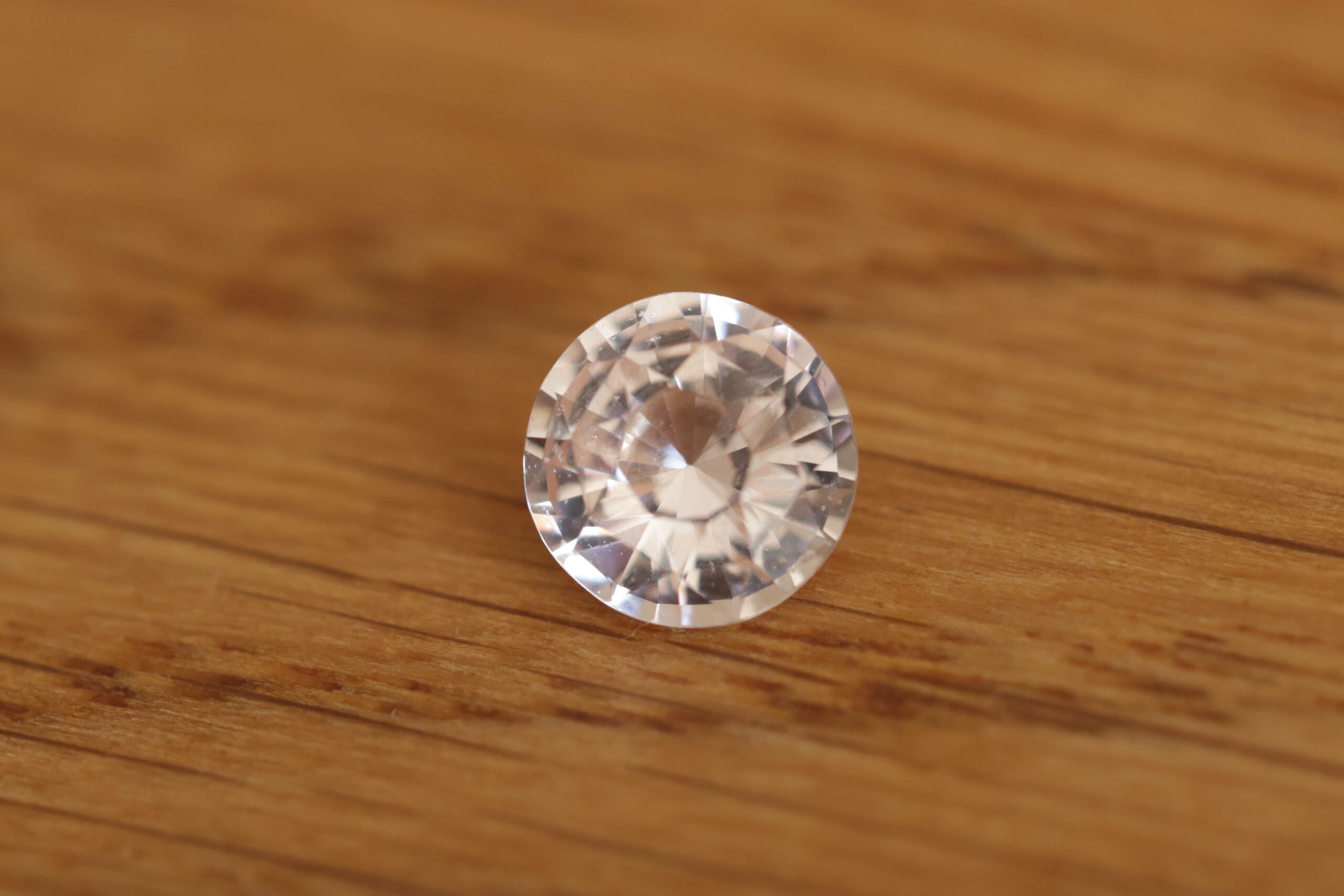 Brzoskwiniowy okrągły szafir G3