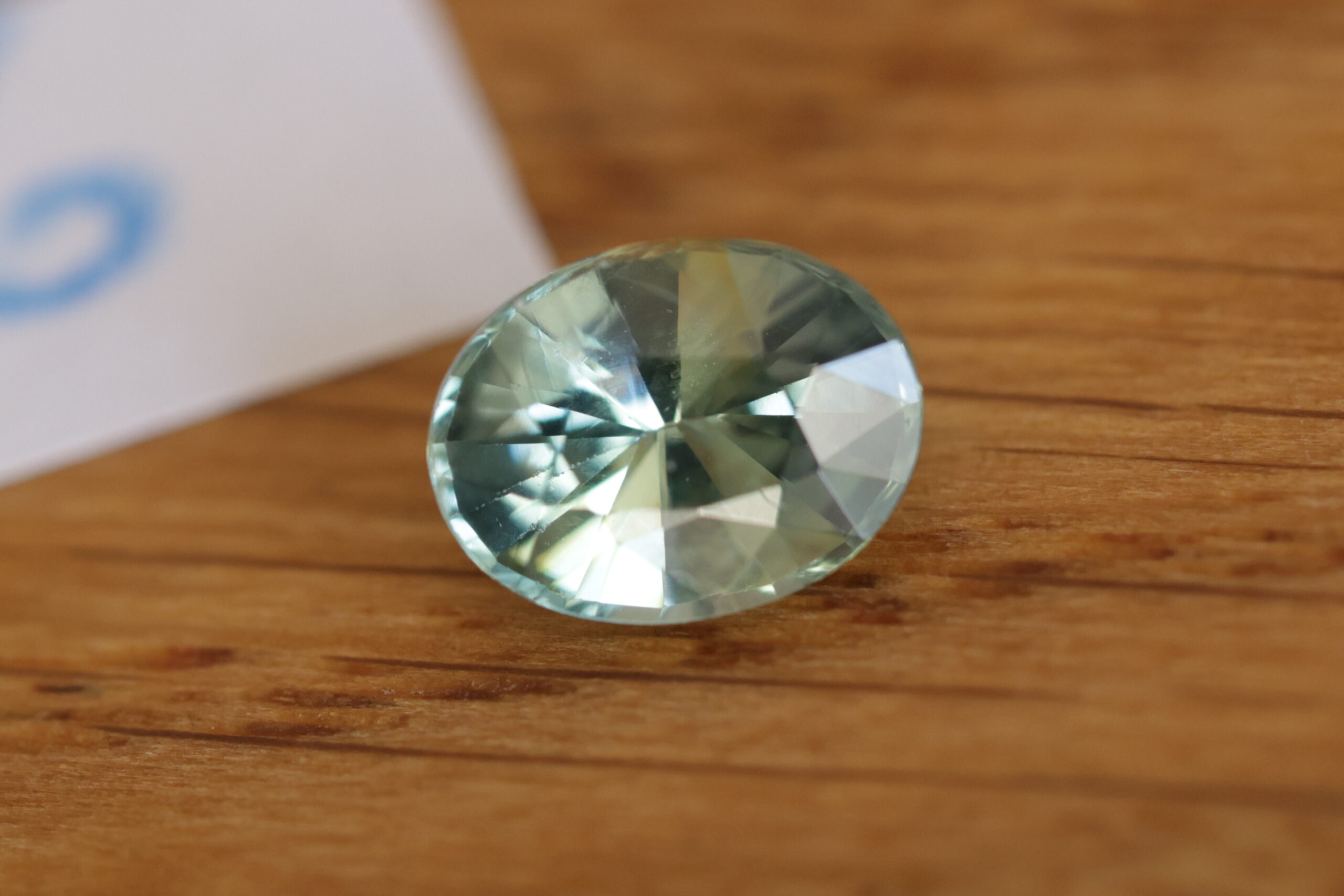 Żywo zielony owalny szafir G6