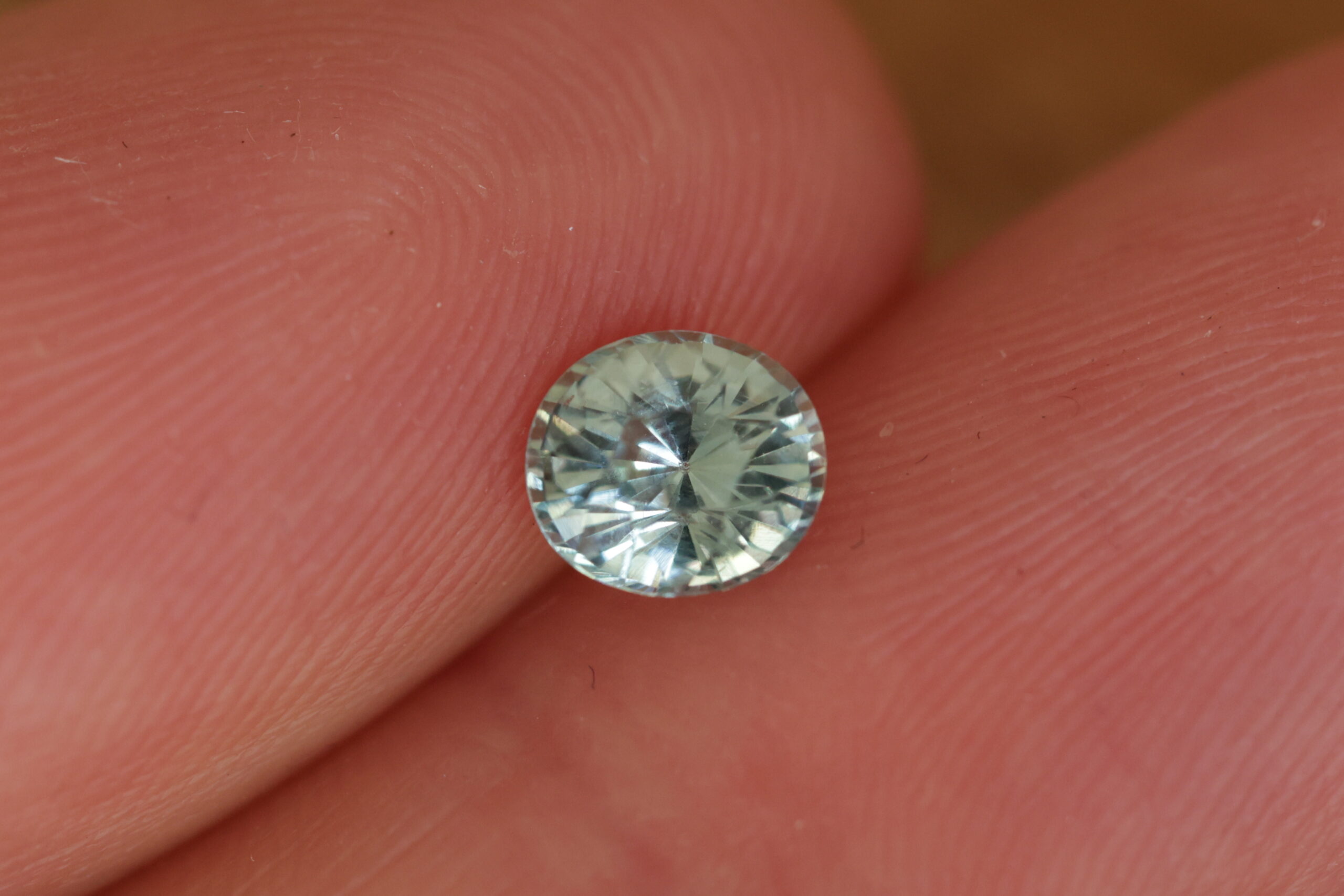 Miętowo niebieski owalny szafir G8