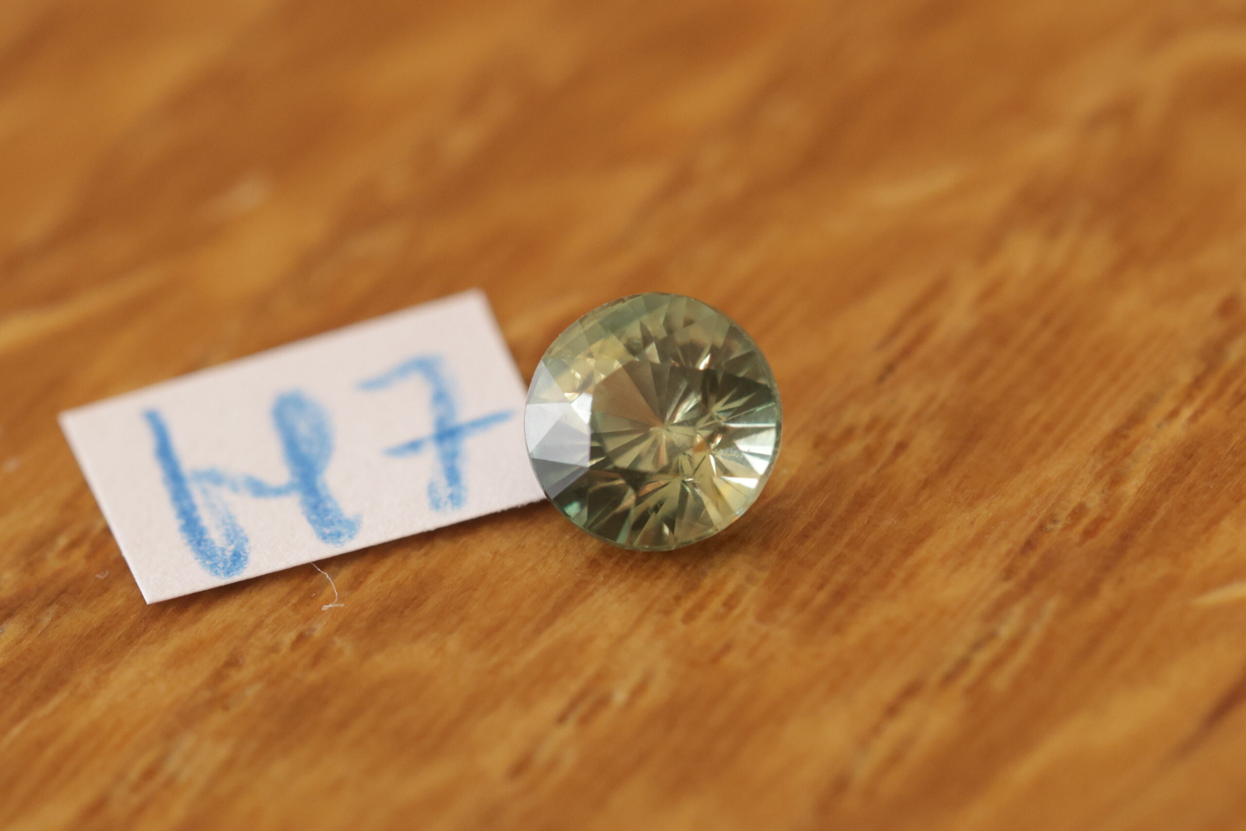 Żywo zielony okrągły szafir H7