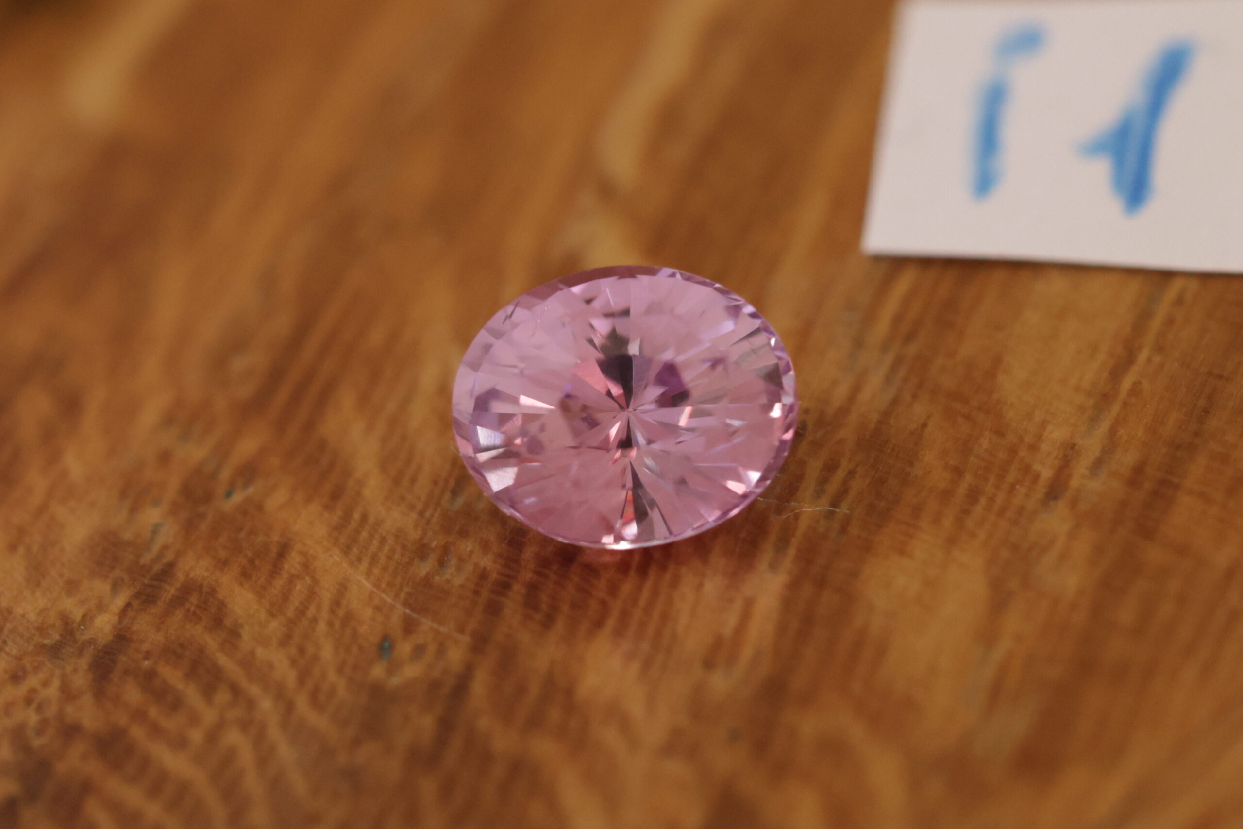 Piękny intensywnie różowy szafir I1
