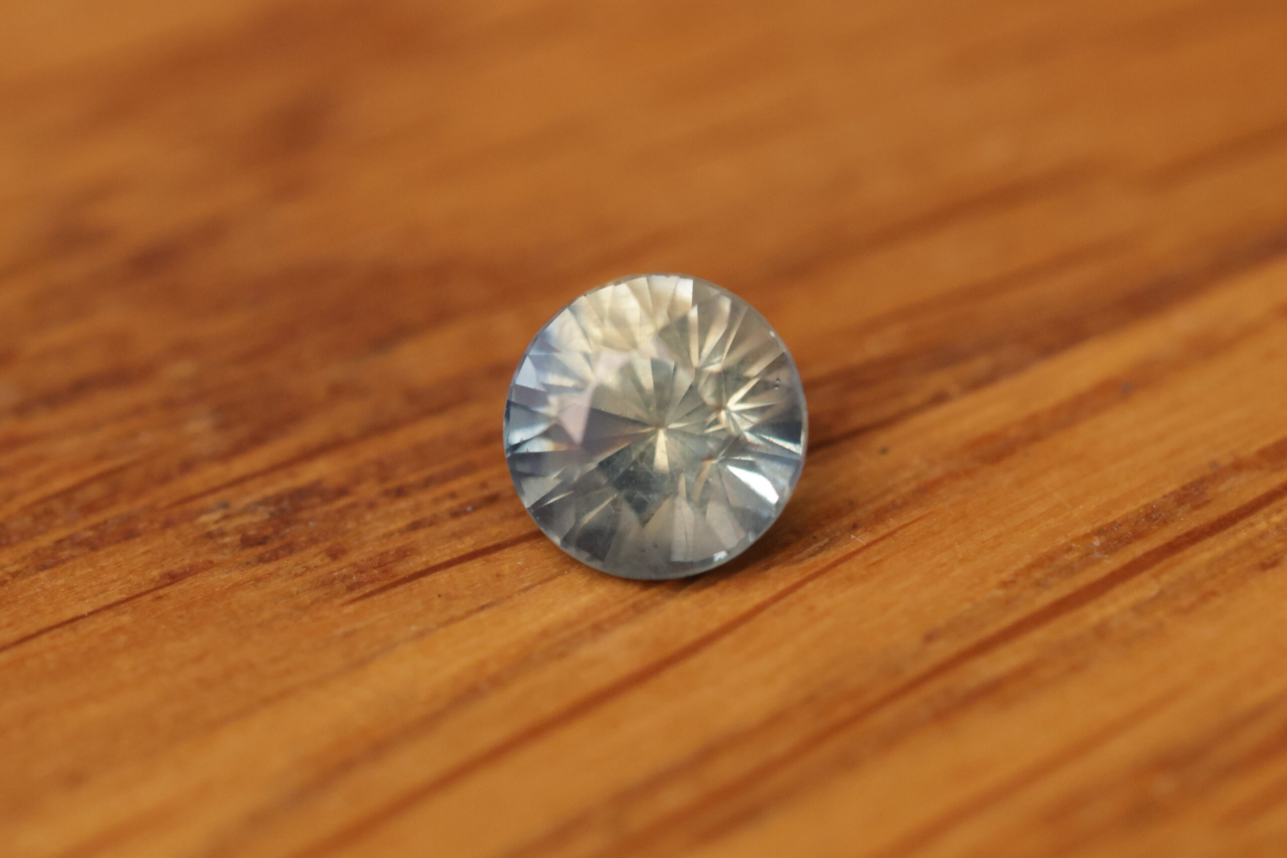 Dwubarwny okrągły szafir H6