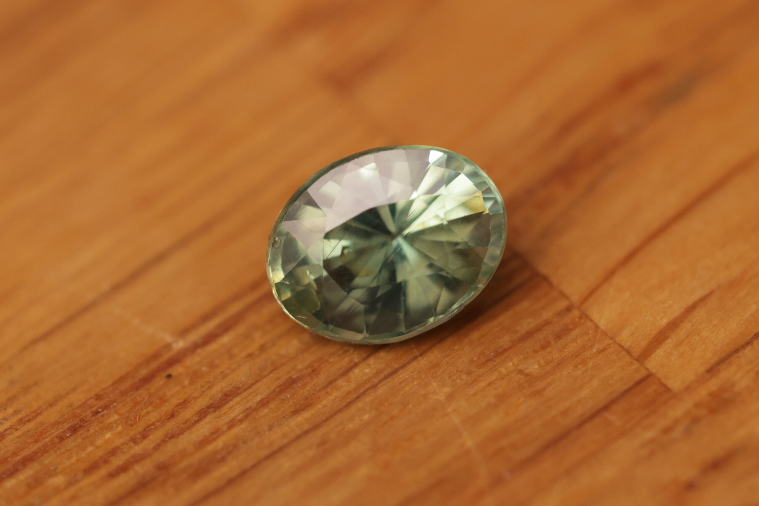 Miętowo zielony szafir H8