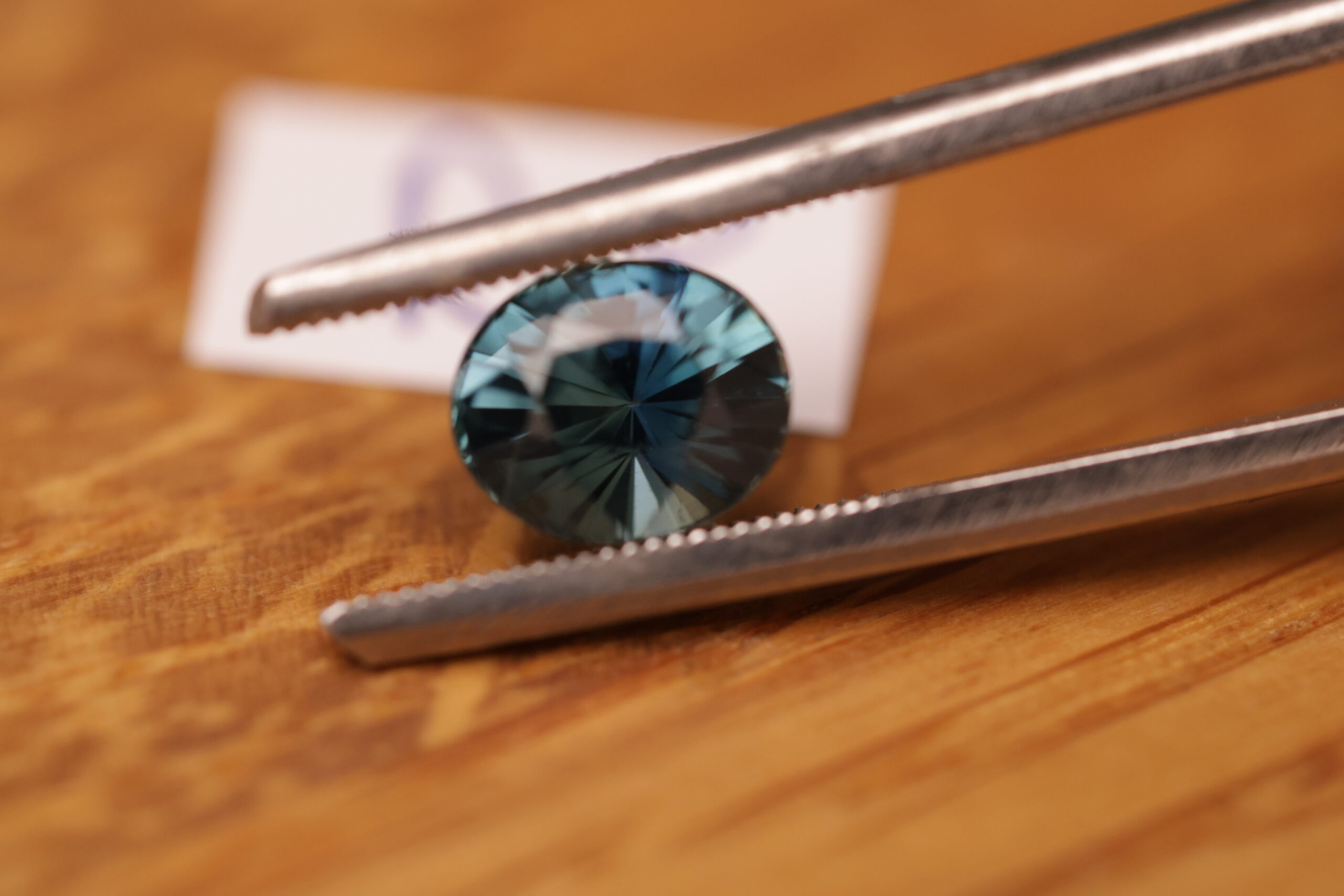 Granatowo niebieski owalny szafir R8