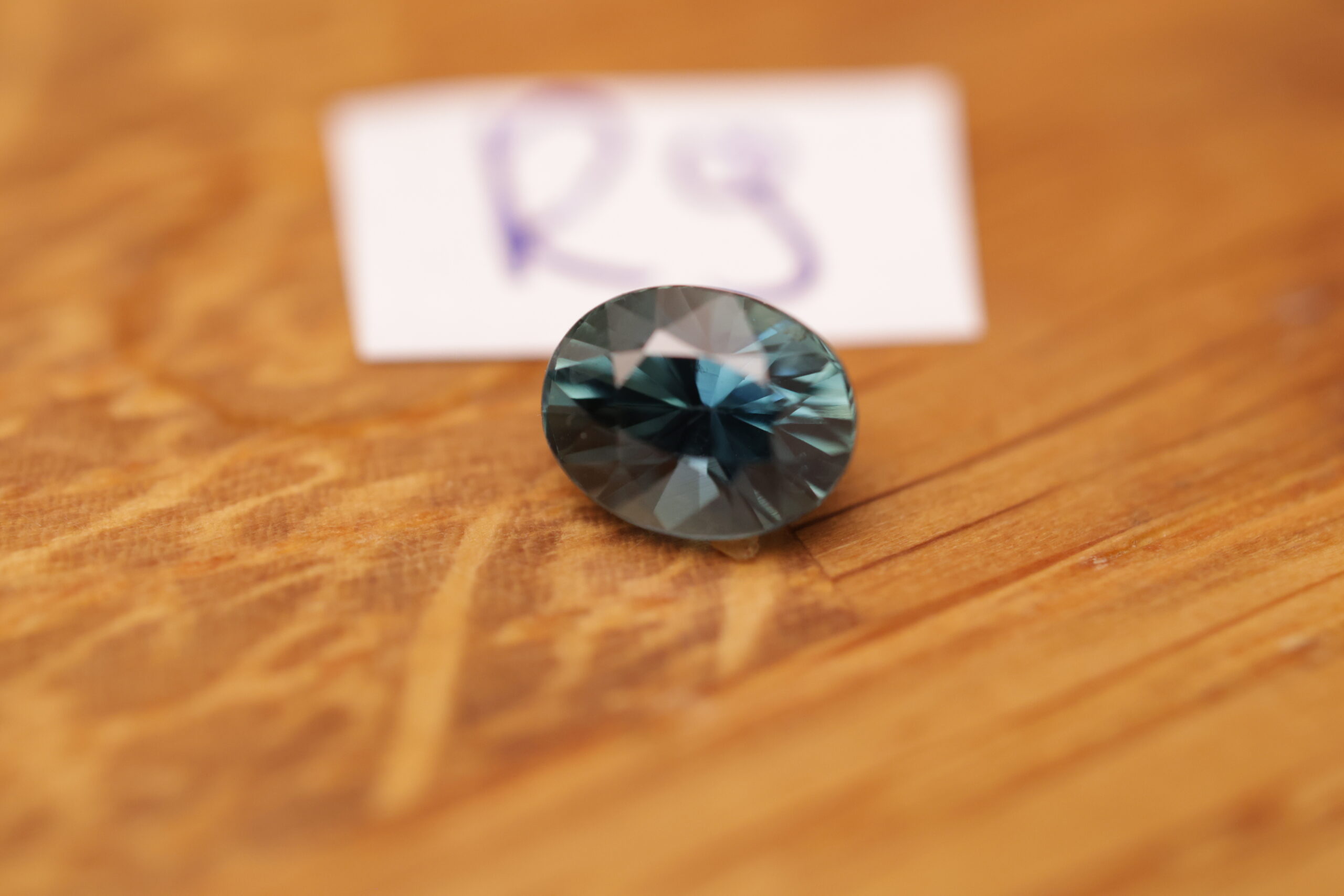 Granatowo niebieski owalny szafir R9