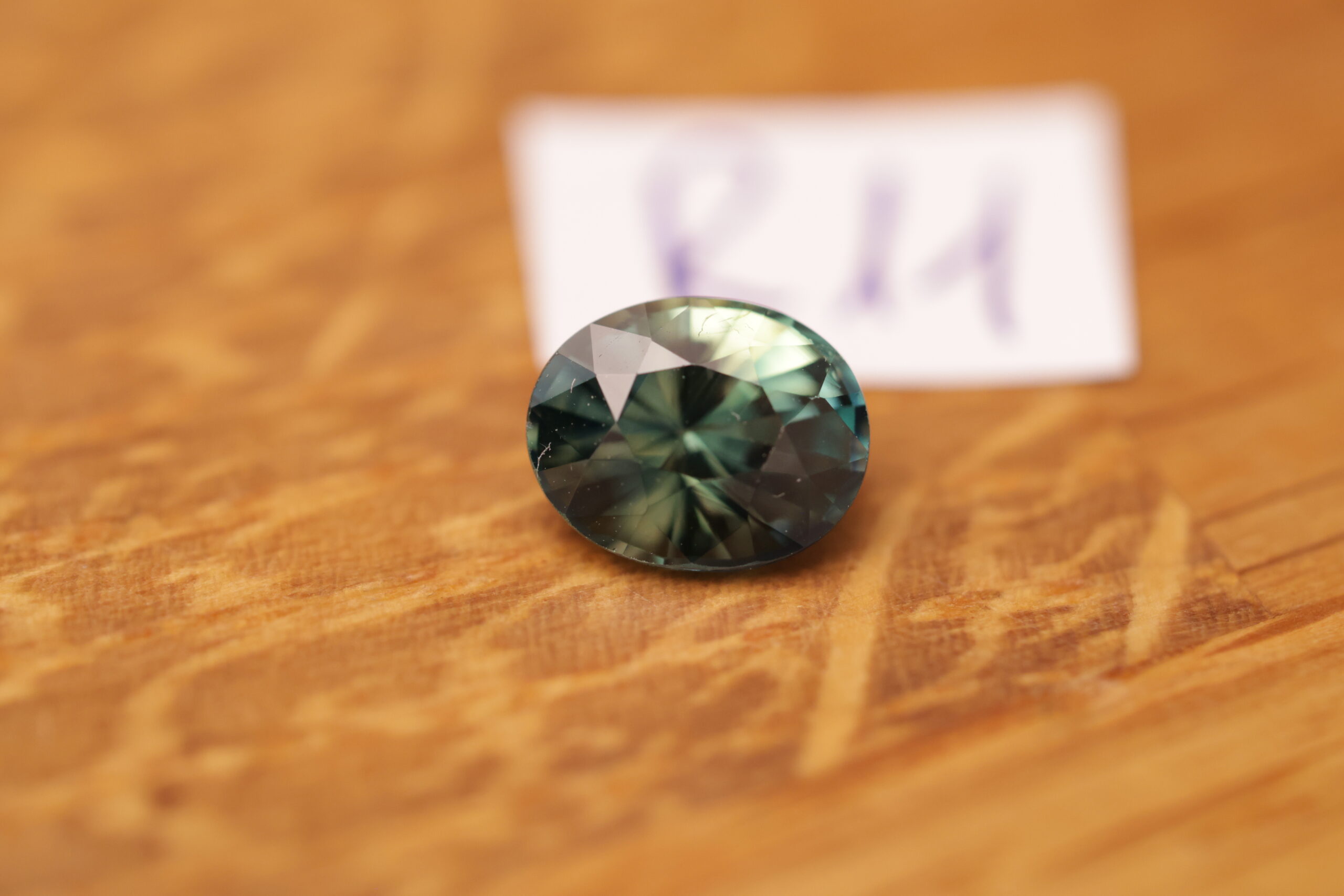 Wielobarwny owalny szafir R11