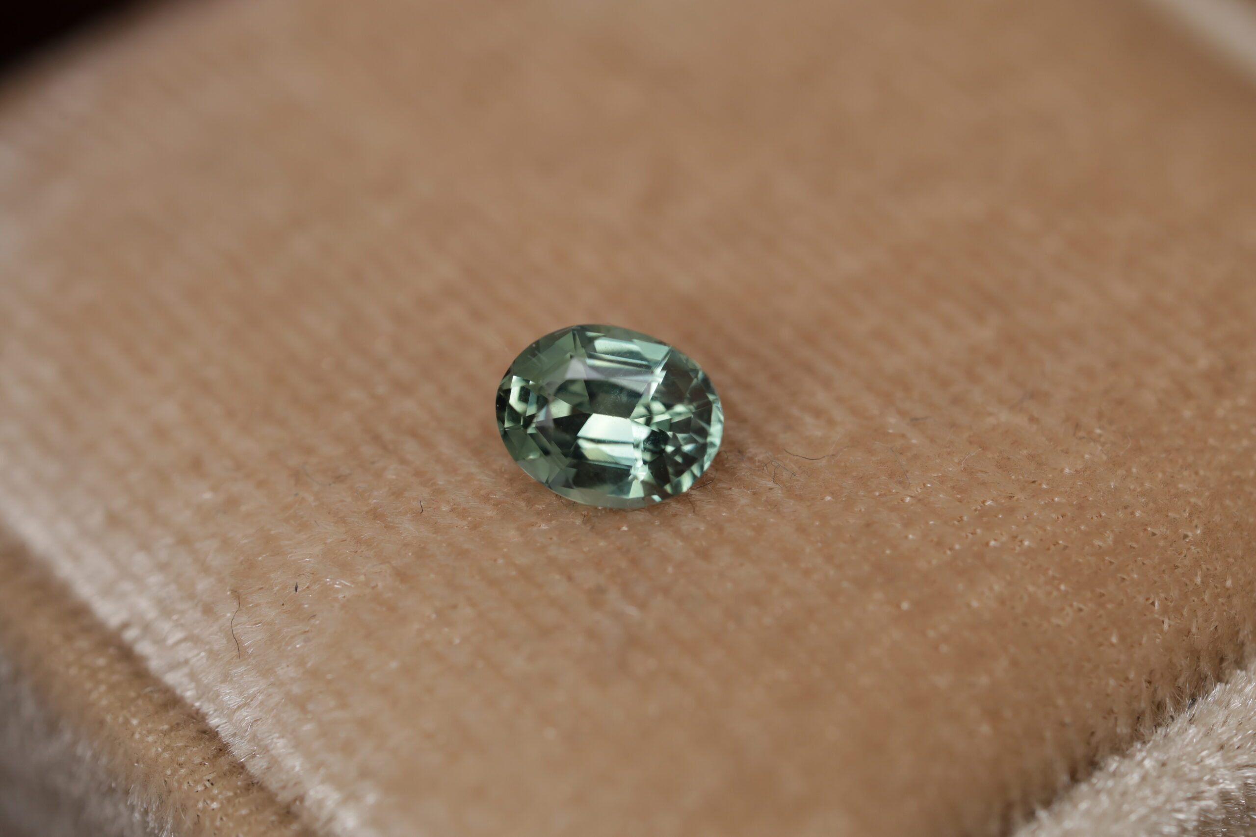 Piękny turkusowy owalny szafir