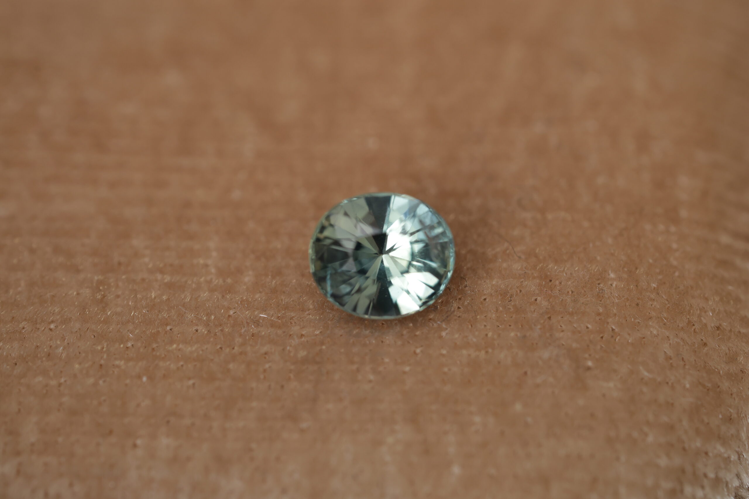 Jasnoniebieski owalny szafir