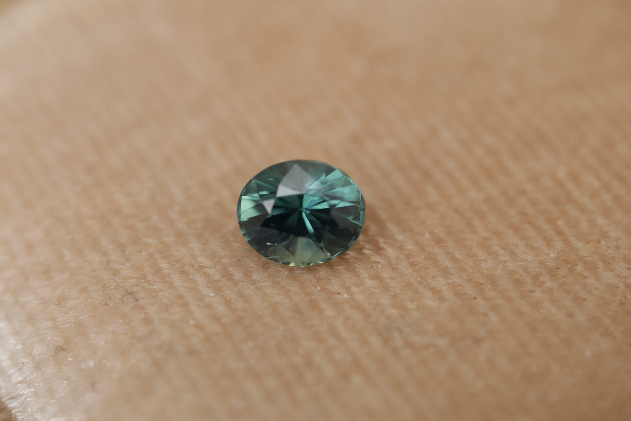 Ciemny turkusowy szafir