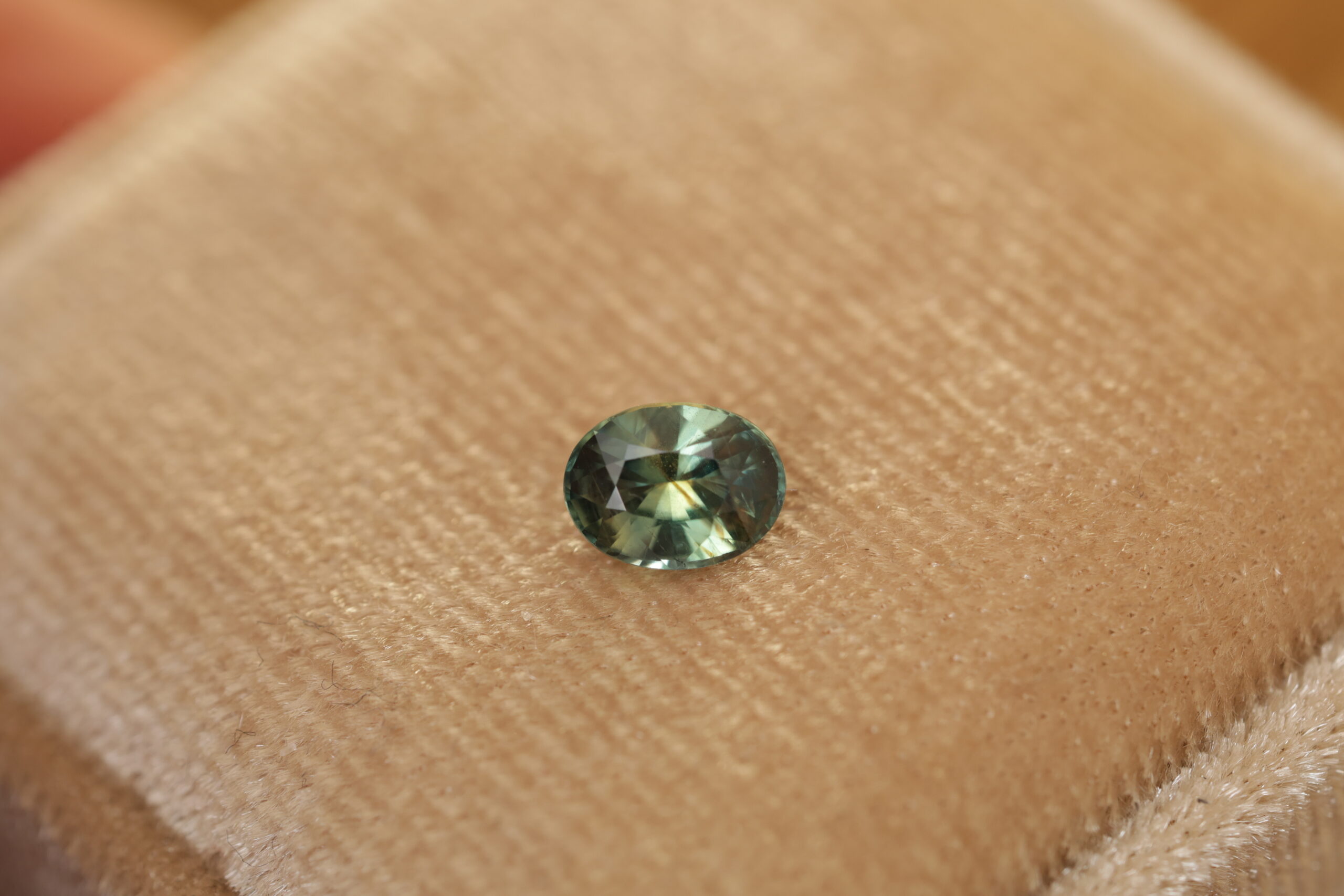 wielobarwny turkusowy szafir