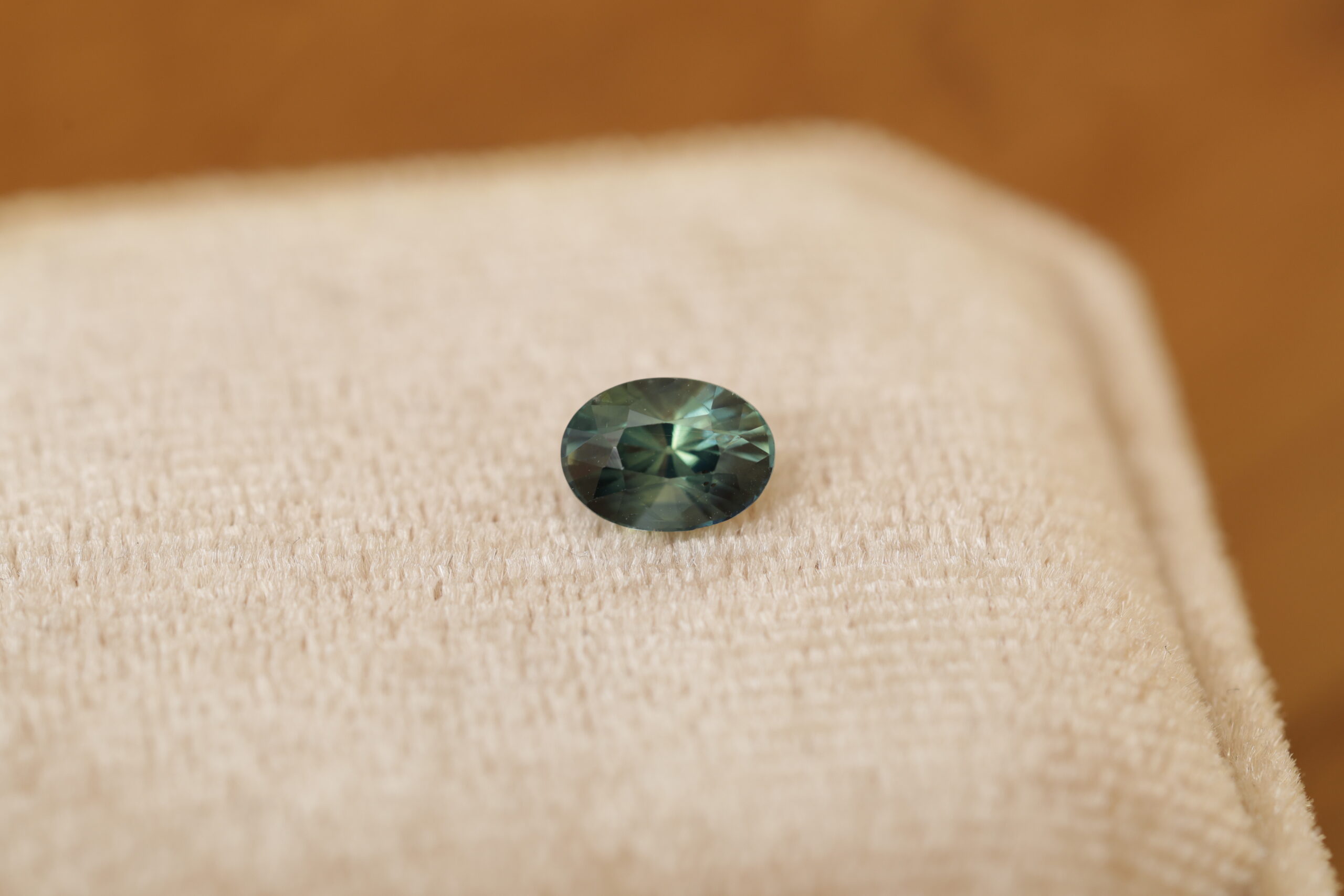 ciemny turkusowy owalny szafir