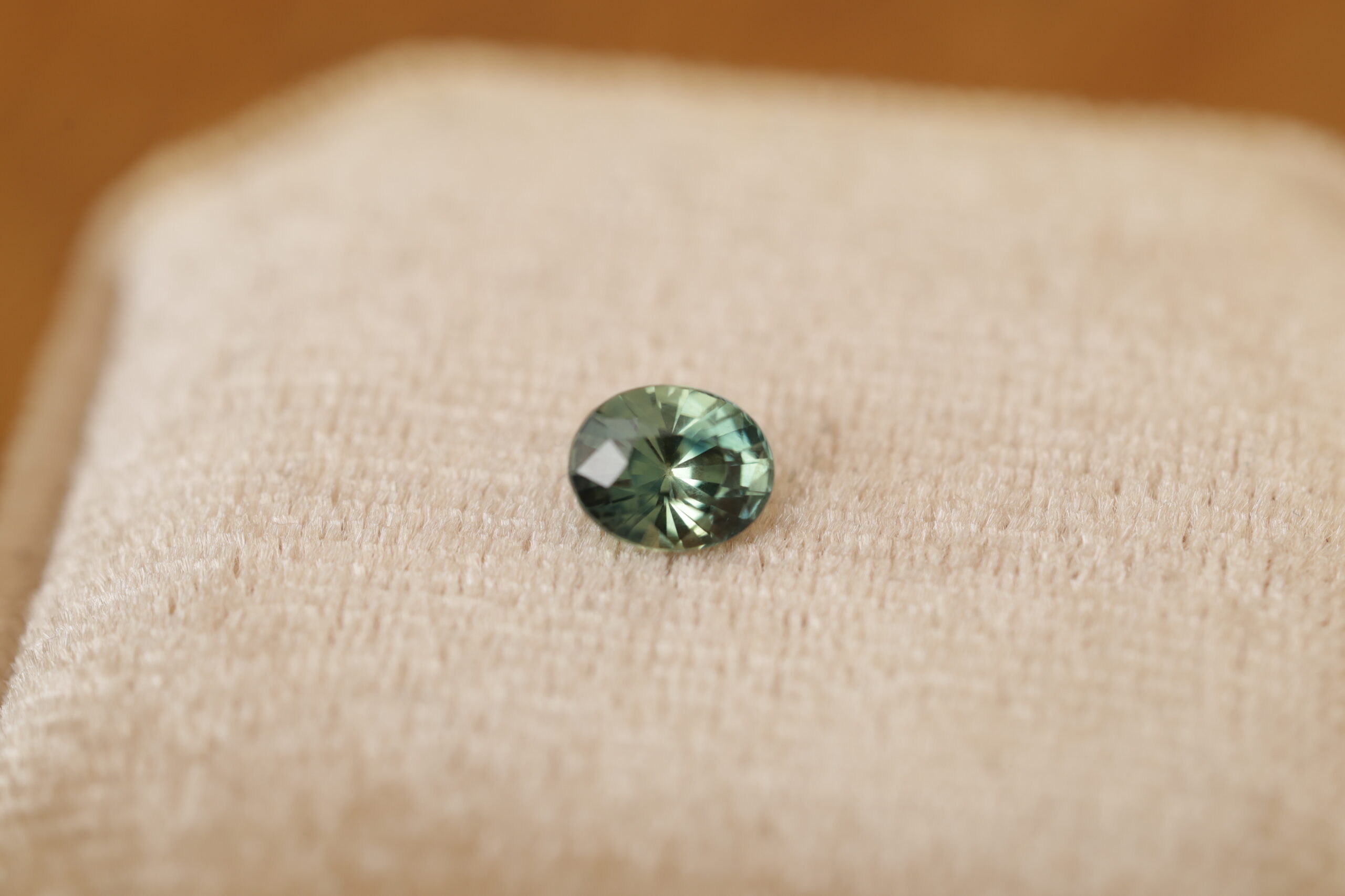 Turkusowo zielony owalny szafir