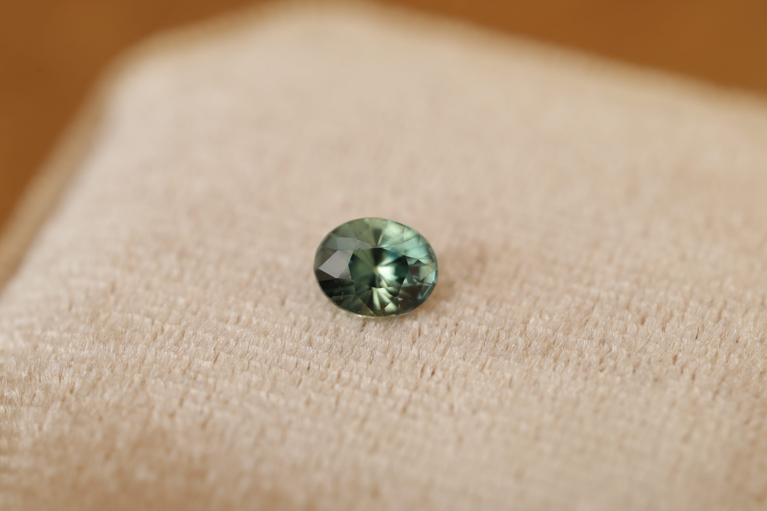 Turkusowo zielony owalny szafir - obrazek 2