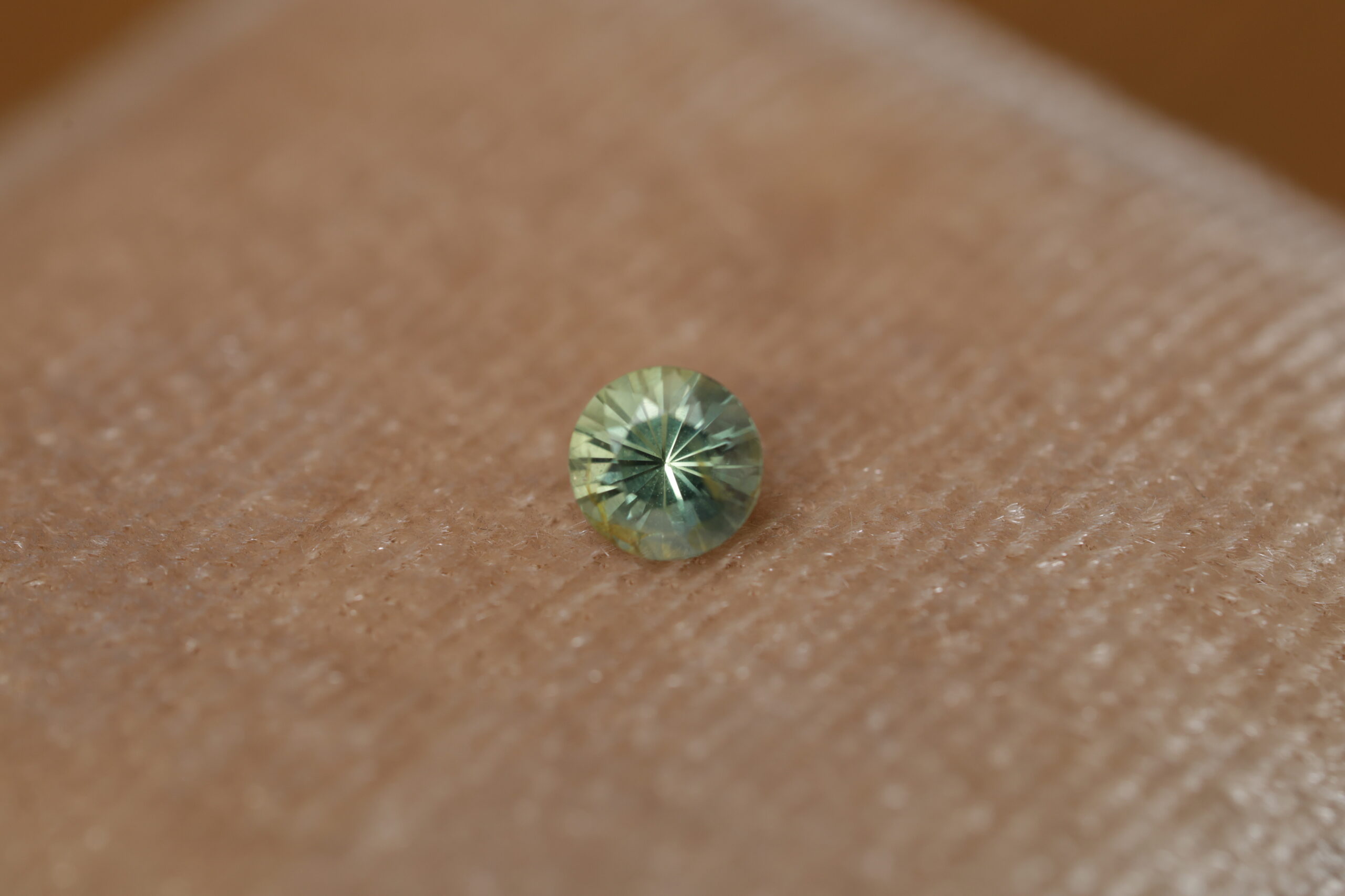 Turkusowo zielony okrągły szafir