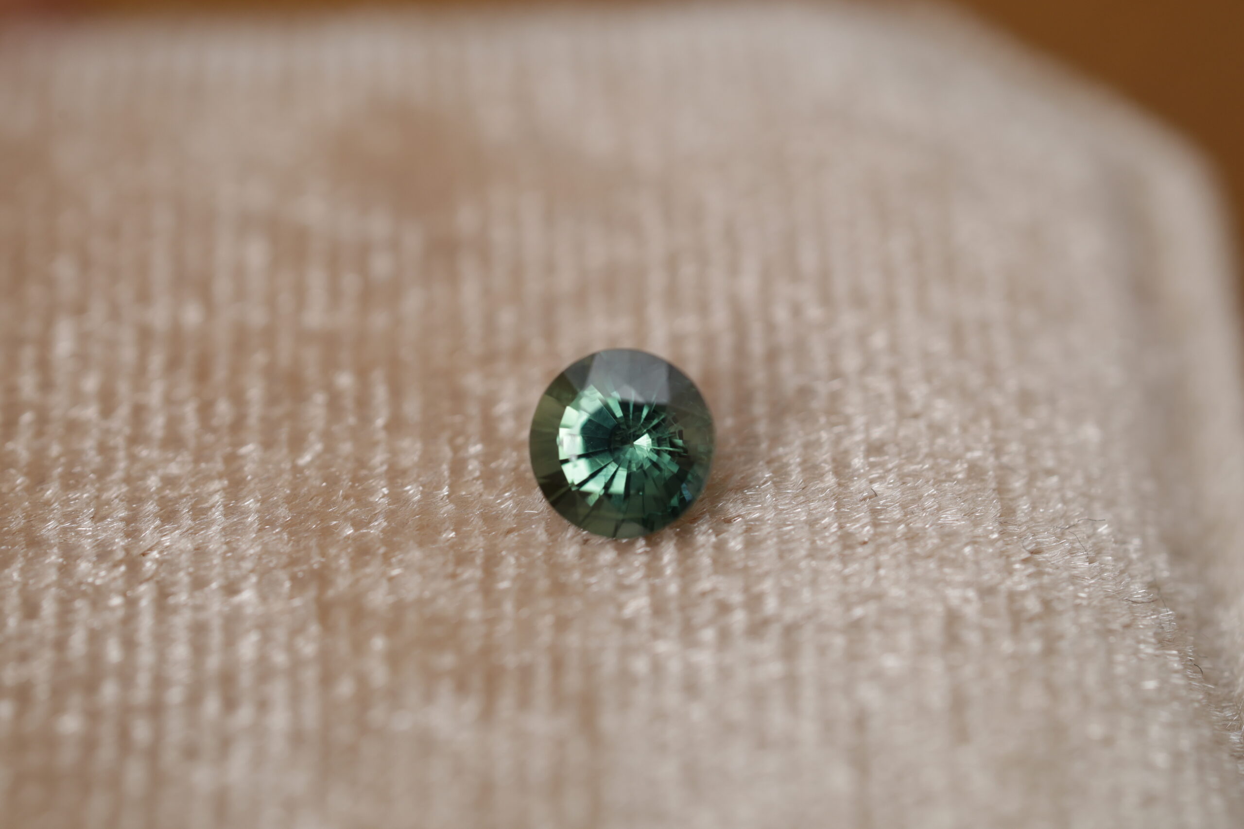 Ciemny turkusowy okrągły szafir
