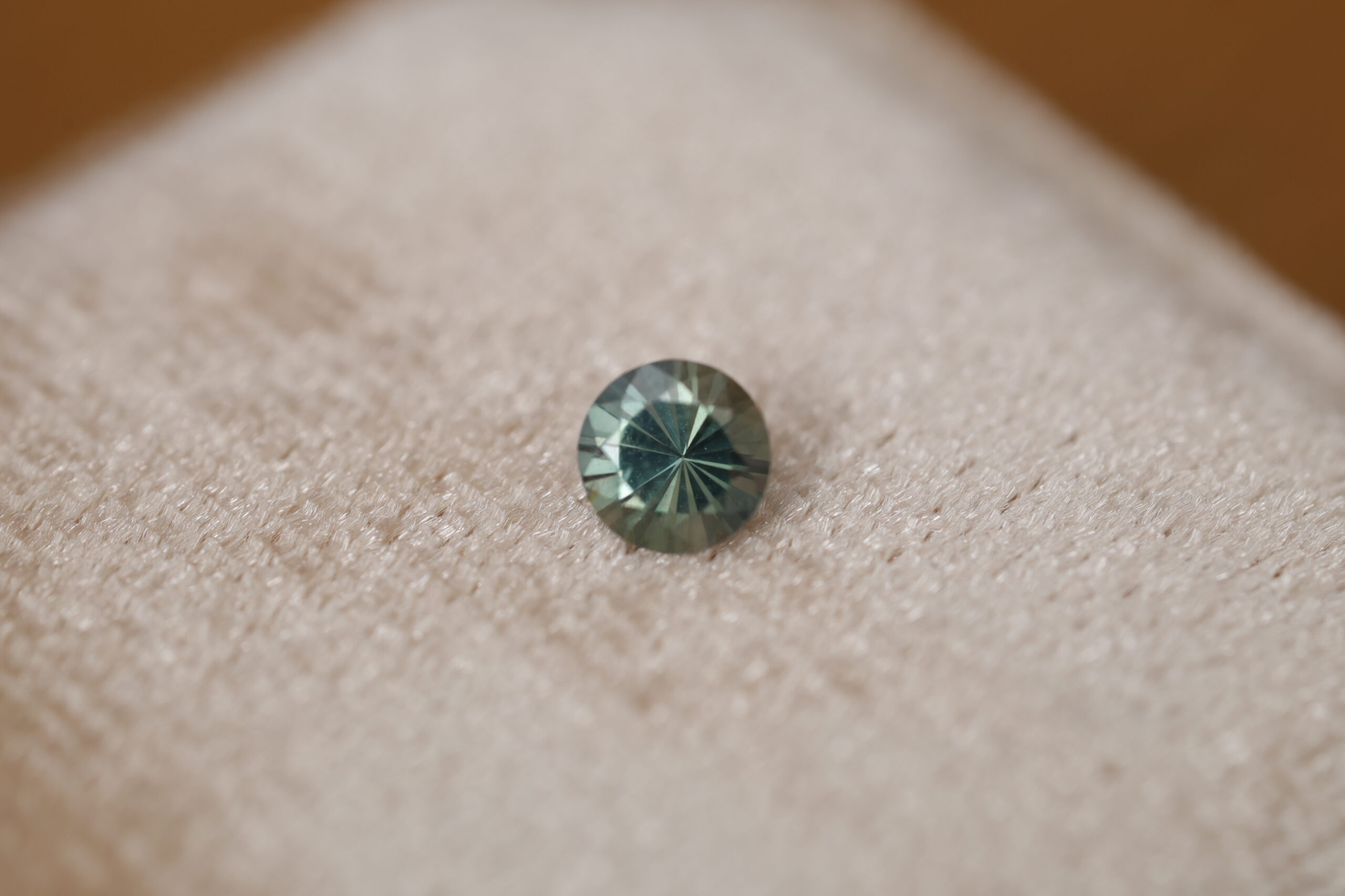 niebiesko szary krągły szafir