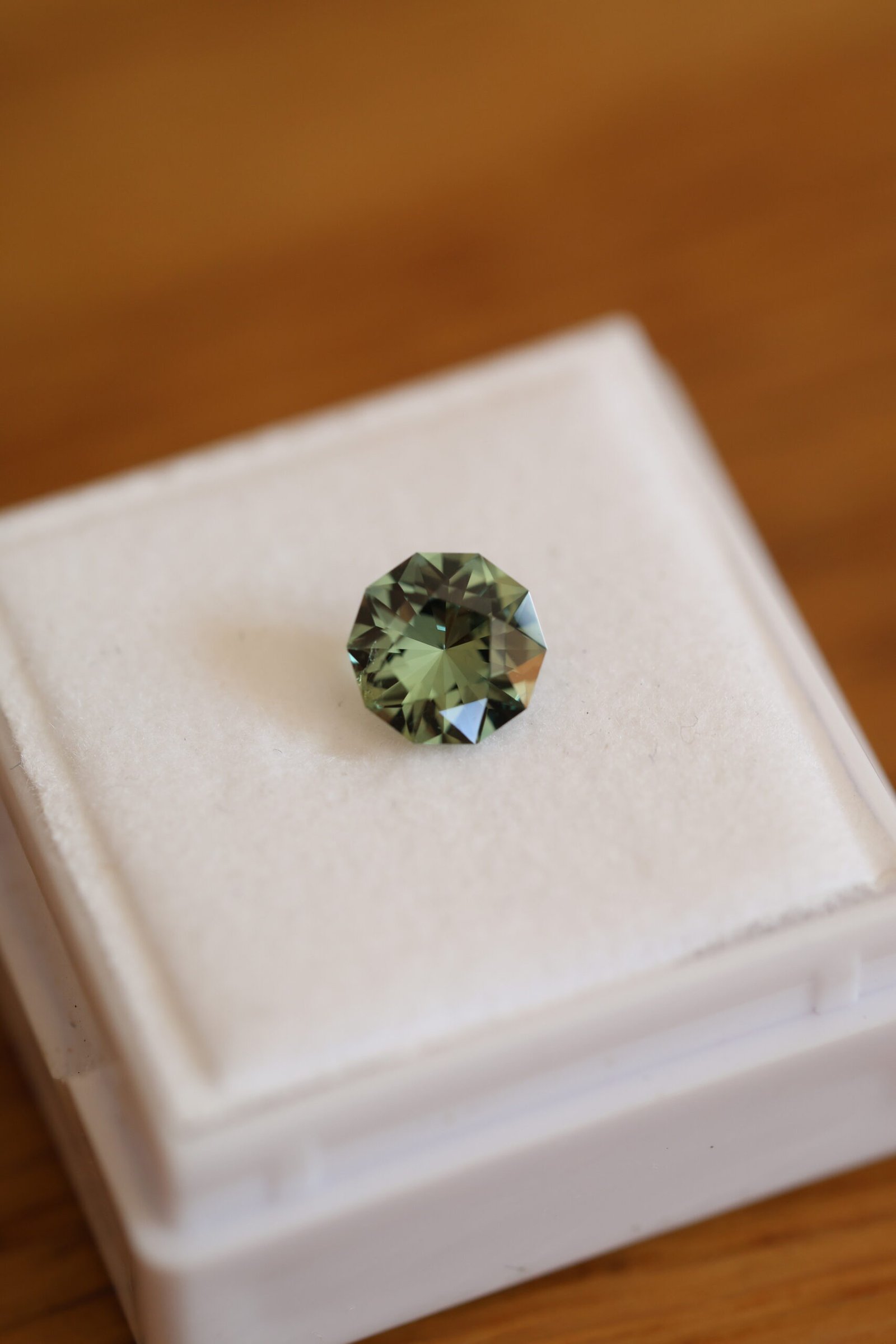 Okrągły zielony szafir B6