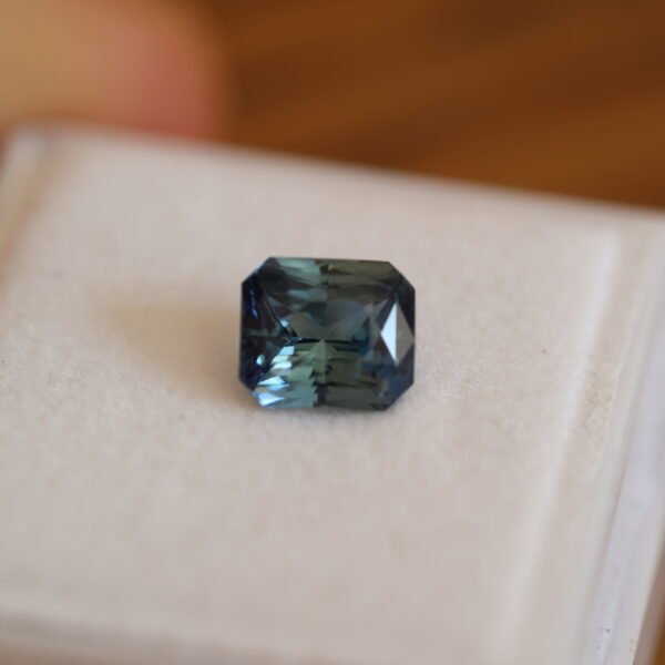 Granatowo niebieski szafir emerald cut B8