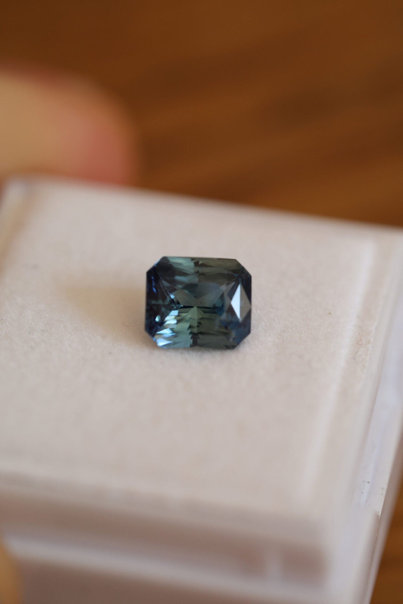 Granatowo niebieski szafir emerald cut B8