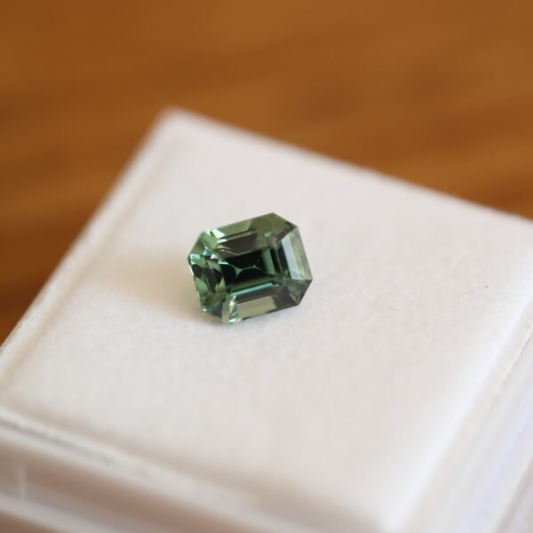 Piękny zielony szafir emerald cut b17